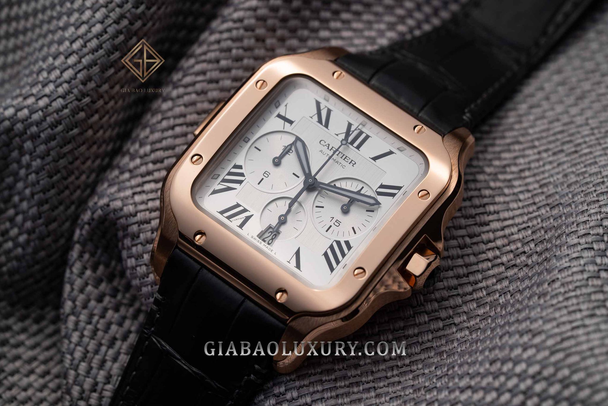 Ra mắt công chúng lần đầu tiên vào năm 1904, thiết kế đồng hồ Cartier Santos vốn là quà tặng của nhà sáng lập thương hiệu – Louis Cartier dành cho người bạn của mình – một phi công tên Alberto Santos