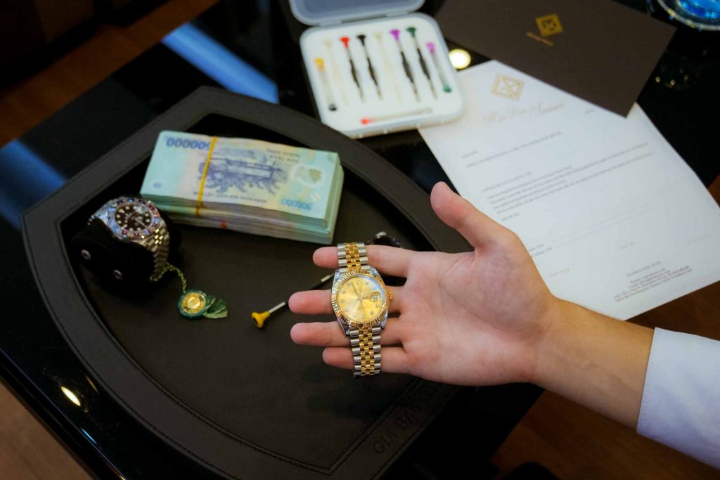 Gia Bảo Luxury có kinh doanh dịch vụ thu mua đồng hồ Thụy Sĩ chính hãng, đáp ứng mọi nhu cầu mua bán của quý khách hàng.